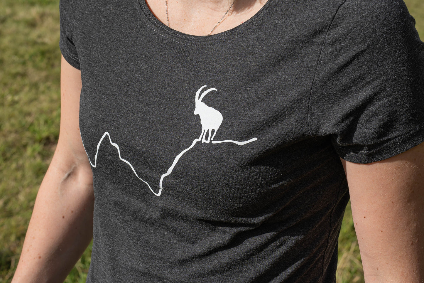T-Shirt Steinbock auf Linie Gr. XS (Frau)